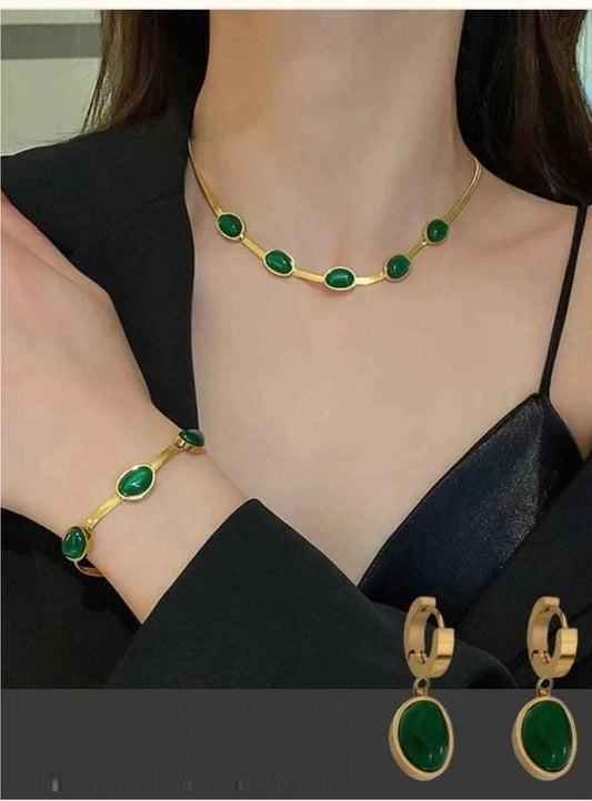 A Oval Green Crystal Pendant Necklace Set With Bracelet
